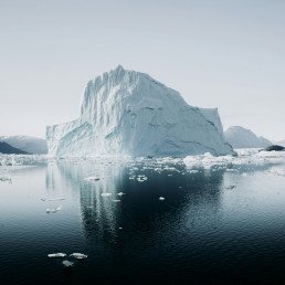 Paesaggio artico con iceberg e escursionisti durante un tour in Groenlandia