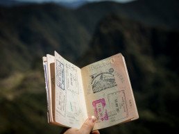 Persona che tiene un passaporto in mano