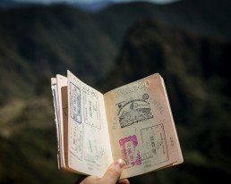 Persona che tiene un passaporto in mano