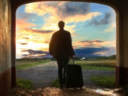 Viaggiatore che tiene un bagaglio