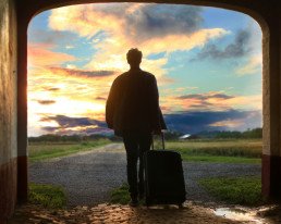 Viaggiatore che tiene un bagaglio