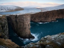 Specchio d’acqua circondato da scogliere rocciose