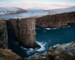 Specchio d’acqua circondato da scogliere rocciose