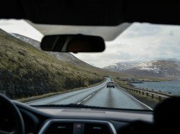 Veicolo grigio su una strada